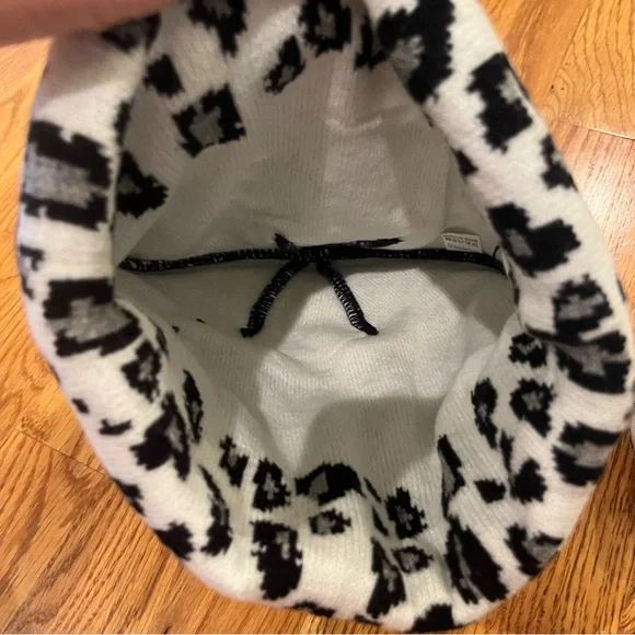 Carhartt Black and White Beanie Set - Picture 6 of 9